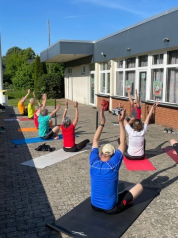 Sofern möglich treffen sich die Teilnehmer am Dienstag bereits um 17:15 Uhr zum Yoga Sofern möglich treffen sich die Teilnehmer am Dienstag bereits um 17:15 Uhr zum Yoga